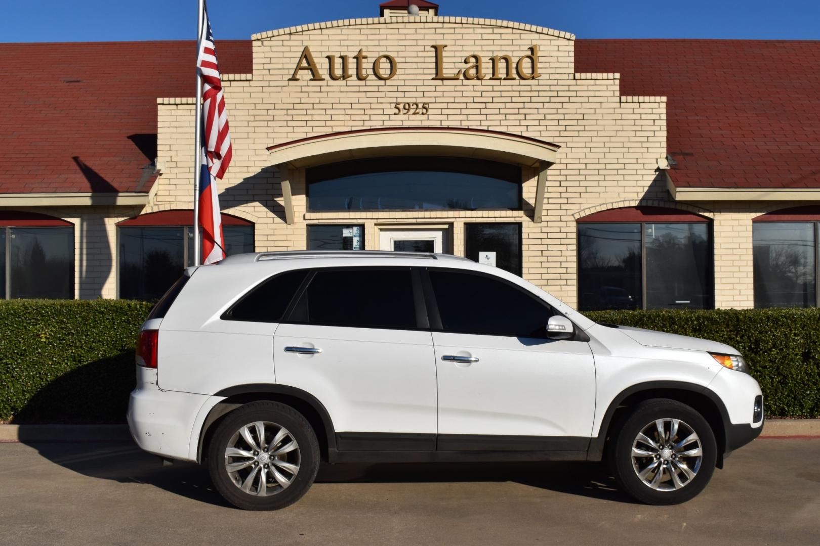 2011 White /Tan Kia Sorento EX V6 2WD (5XYKU4A29BG) with an 3.5L V6 DOHC 24V engine, 6-Speed Automatic transmission, located at 5925 E. BELKNAP ST., HALTOM CITY, TX, 76117, (817) 834-4222, 32.803799, -97.259003 - This Vehicle has a Clean Carfax Report!! Rides and Drives great, it just needs YOU Behind the Wheel!! Our#1 Priority is to get you APPROVED and back on the road again in your new ride!! Apply Online Now!! Easy, simple financing available! We can get you into a vehicle that fits your needs regar - Photo#3